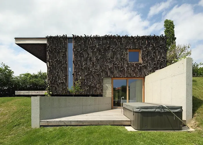 Weingarthaus بيت للعطل